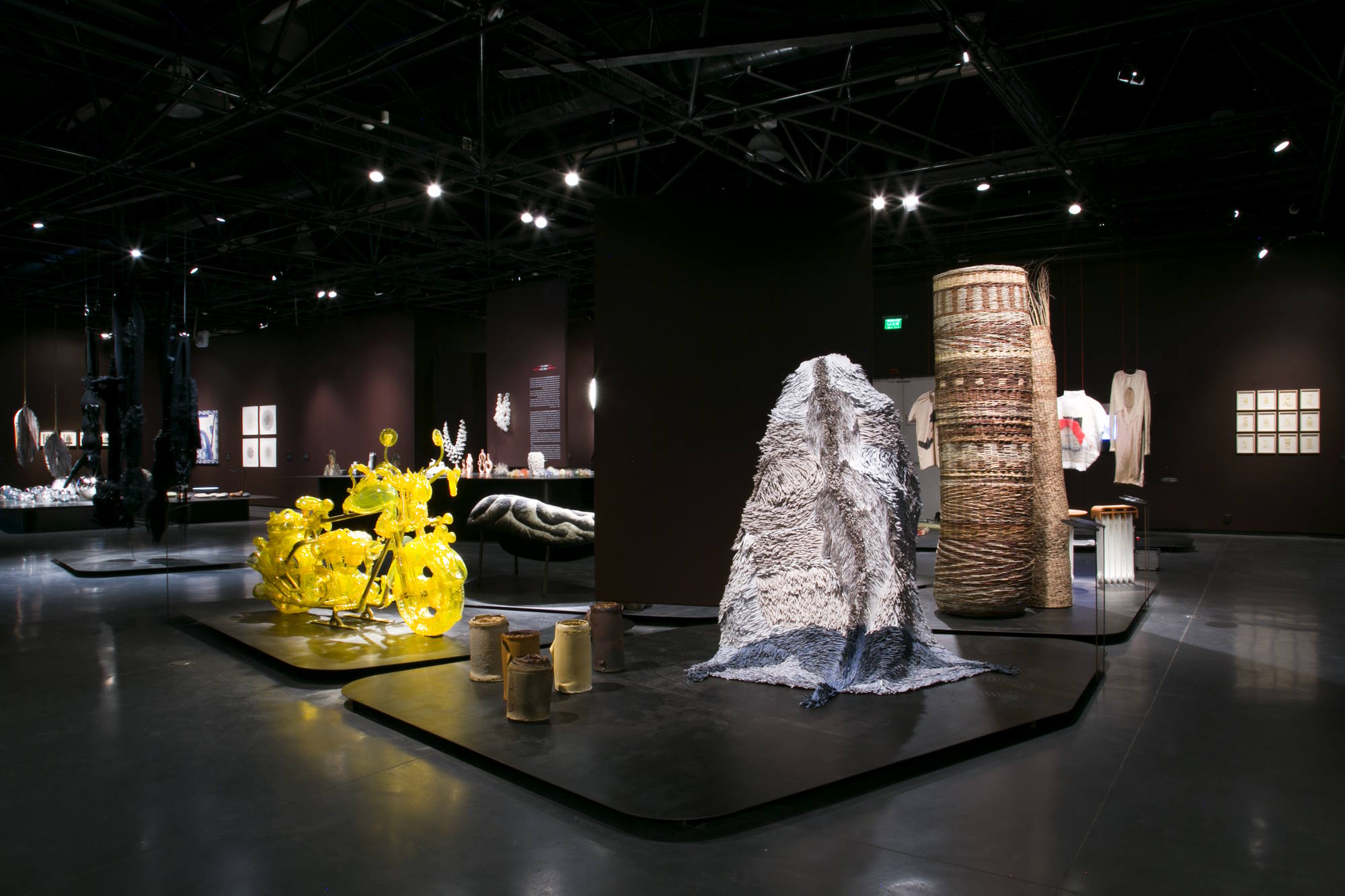 View of the main exhibition at the Rothschild Center: all the media are exhibited side by side (glass, ceramics, textile, paper, wicker and more). Photo: Hadar Saifan 