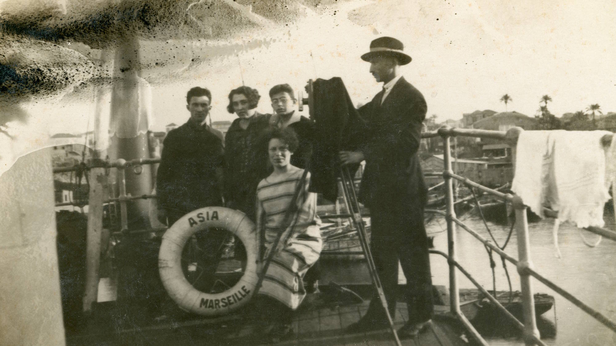 אולשטיין עומד לצד מצלמתו, על סיפון האונייה "אסיה", העוגנת בנמל ביירות, 1.4.1926
