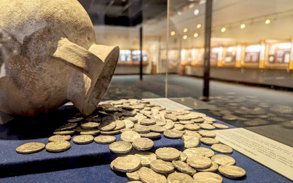 מגלים את אוצרות המוזיאון – סיור מודרך בביתן קדמן למטבעות עם ד"ר יואב פרחי