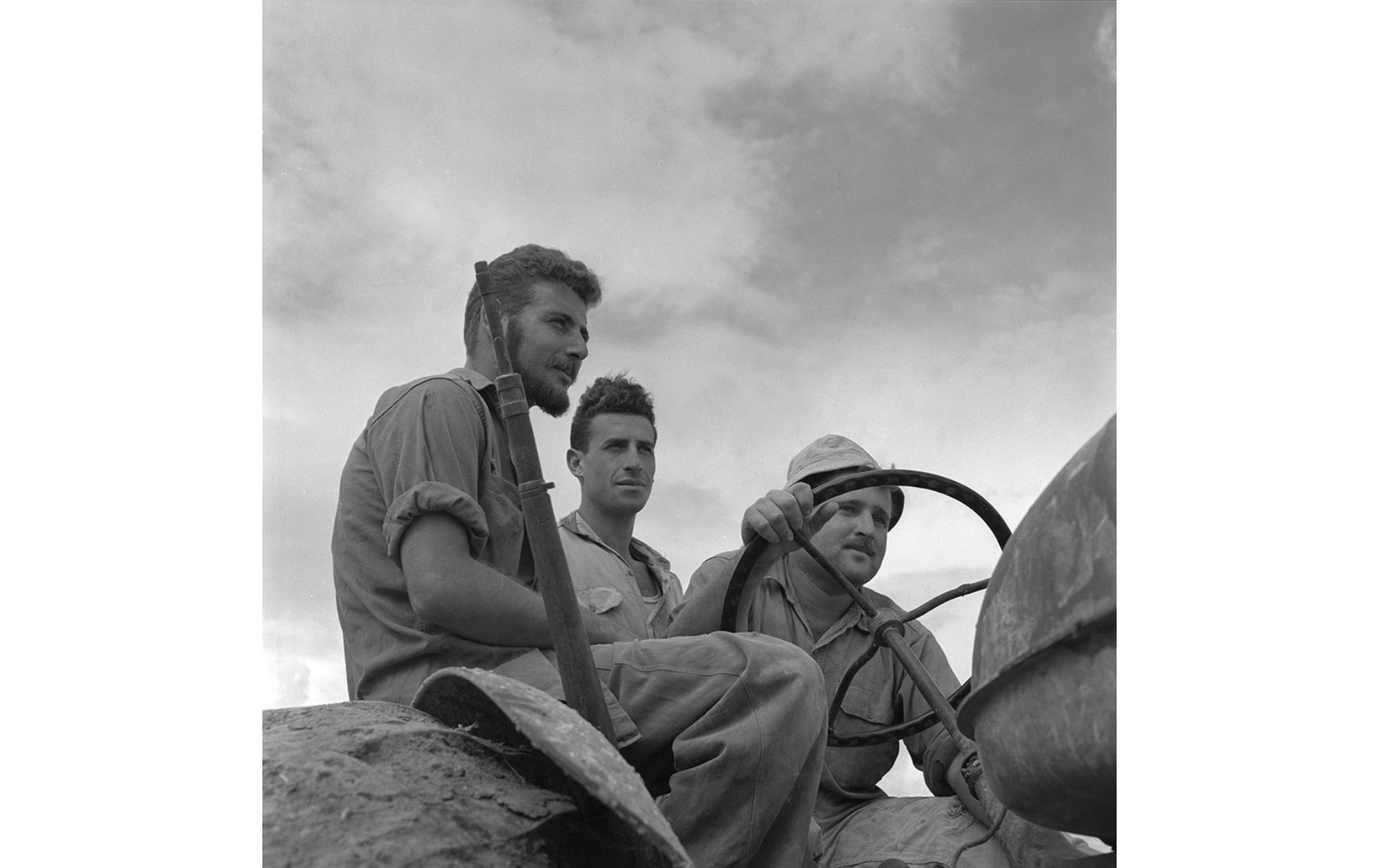 חברים בנחל עוז, 14.02.1956. צלם: פאול גולדמן. מתוך אוסף הצילום של מוז"א