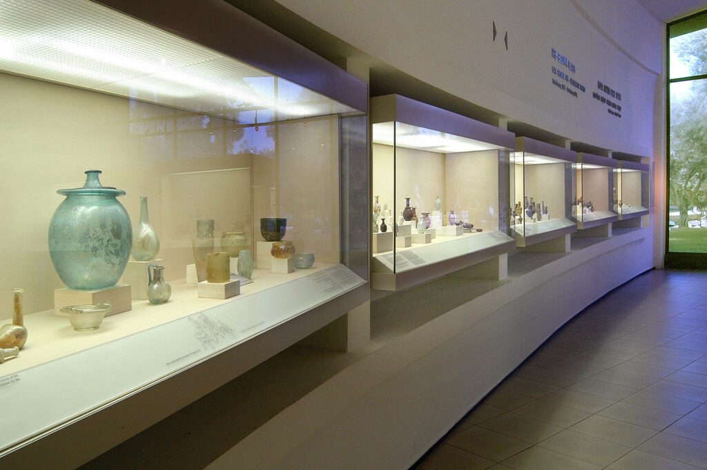 חדש באוסף: תרומת אוסף טננבוים לביתן הזכוכית