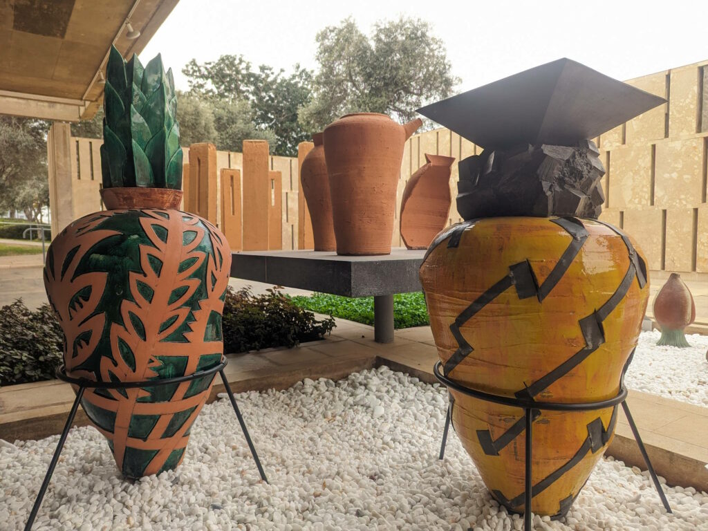 העבודות כד טאנג וכד יין של לידיה זבצקי בחצר המחודשת. צילום: נוף הררי
