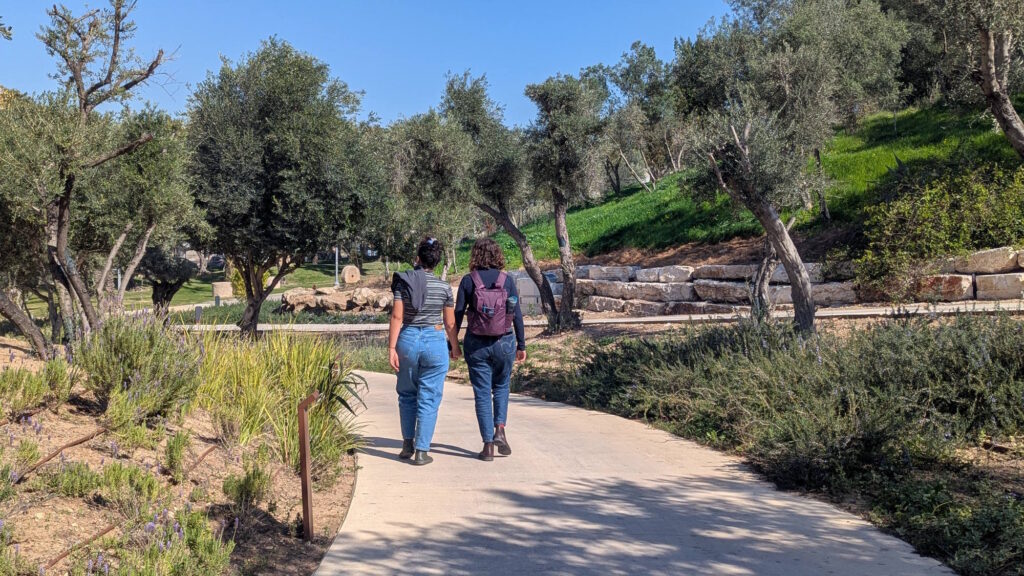 בוסתן ישראלי, סיור מודרך בבוסתן מוז"א. צילום: נוף הררי
