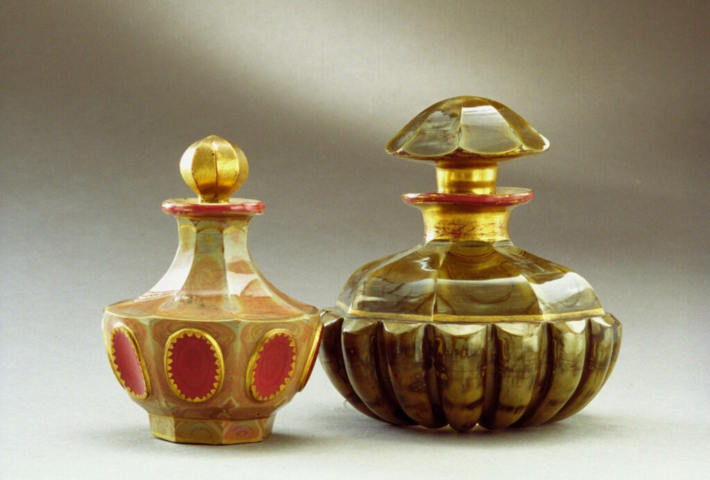 צלוחיות בושם מזכוכית המחקה אבן שיש (lithyalin) מיוחסות לפרידריך אגרמן (1869-1777), בוהמיה, 1835-1825. צילום: לאוניד פדרול