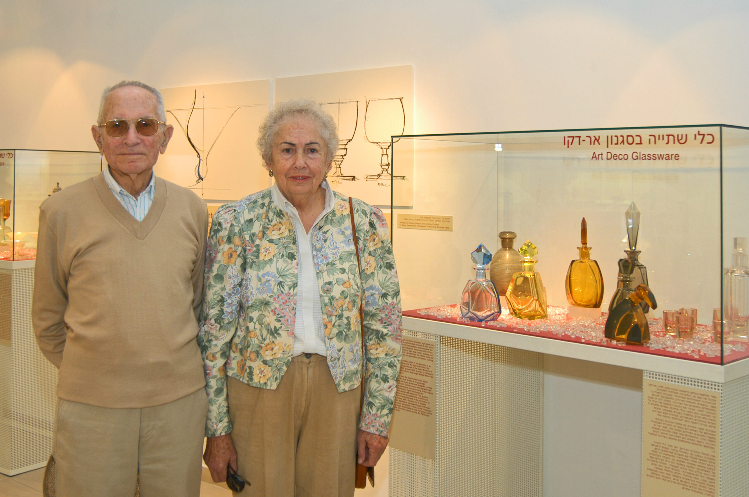 רבקה וצבי טננבוים בפתיחת התערוכה "כוסות משכרות, כלי שתייה אירופיים 1970-1700" ביתן הזכוכית, 2005. צילום: לאוניד פדרול