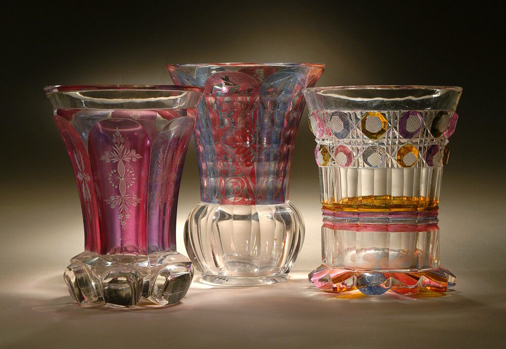 כוסות מזכוכית מרובבת בסגנון בידרמאייר (Biedermeier), בוהמיה, 1840 לערך. צילום: לאוניד פדרול
