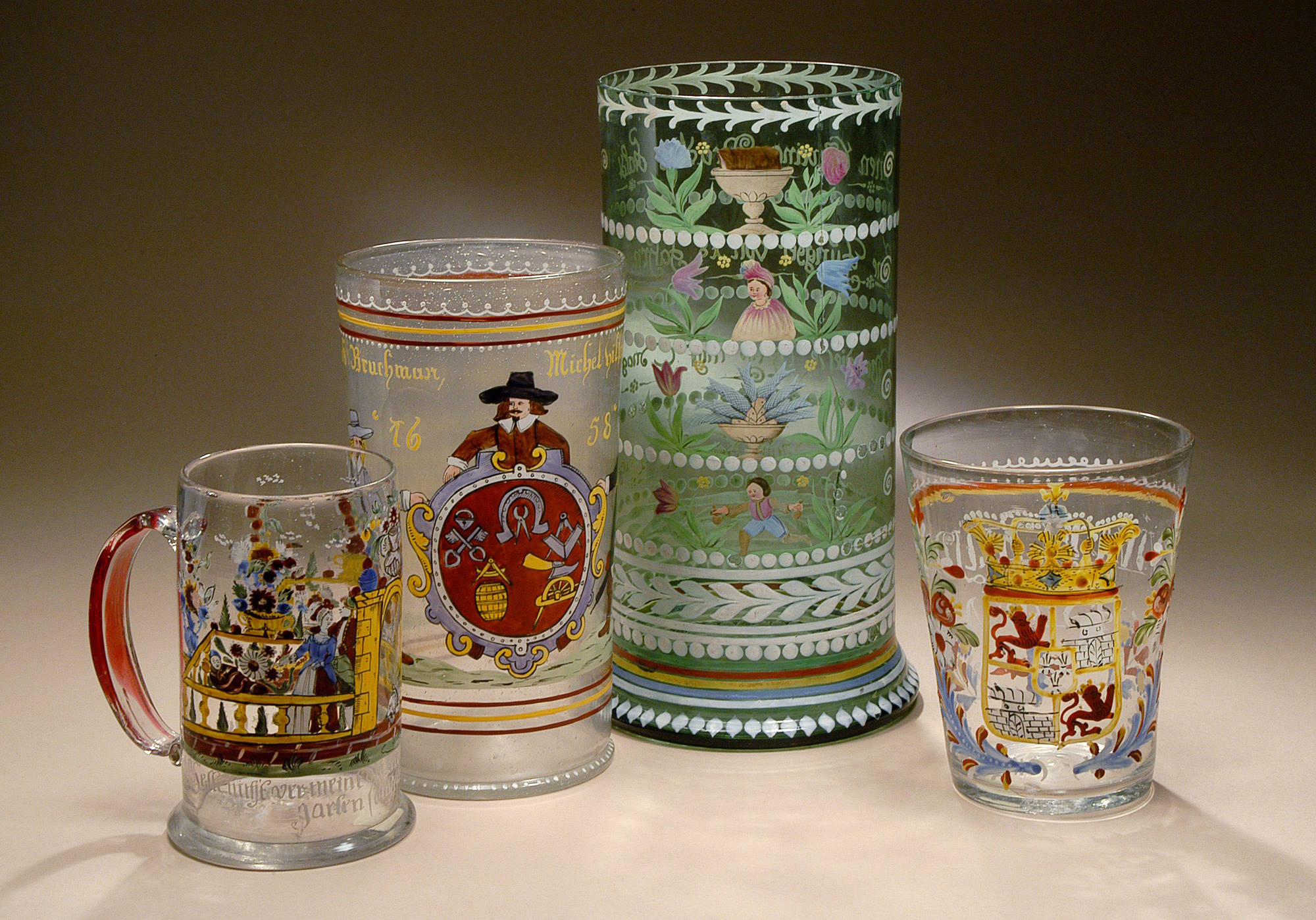 כלים לשתיית בירה עם סמלי אצולה, משפחה ואיגודים מקצועיים מצוירים בצבעי אמאיל, גרמניה, מאות 19-17. צילום: לאוניד פדרול