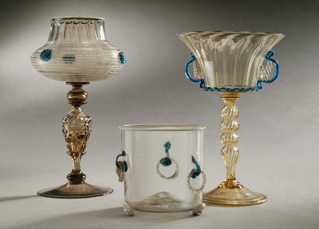גביעי יין וכוס "טבעות" בסגנון "נוסח ונציה" (Façon de Venise), ספרד או ארצות השפלה, אמצע המאה ה-17. צילום: לאוניד פדרול
