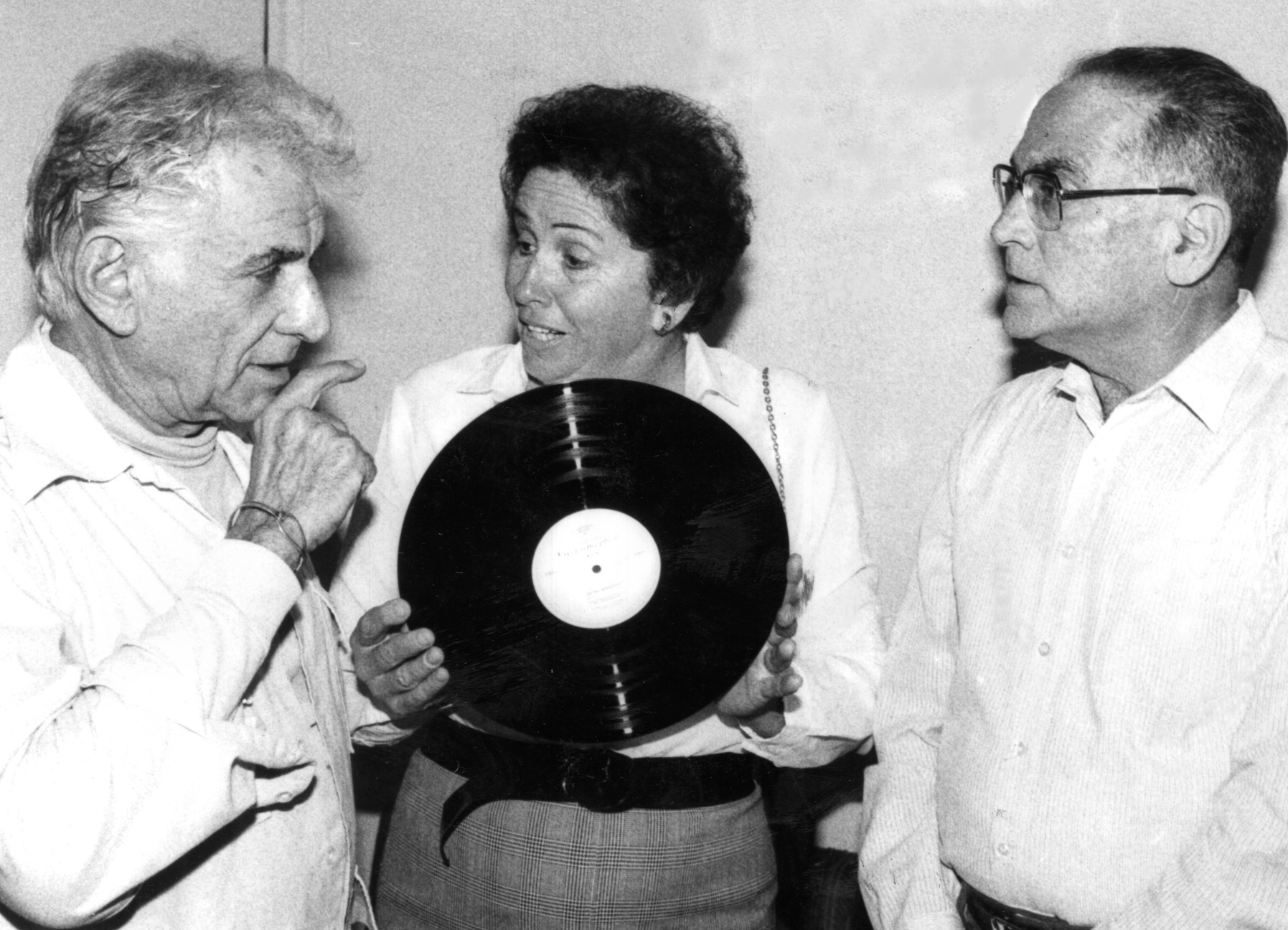 המלחין לאונרד ברנשטיין (משמאל) ורבקה וצבי טננבאום, 26 באפריל 1982. צילום: אילן ברונר