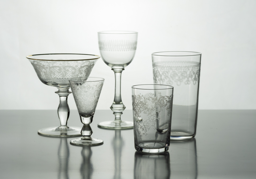 כוסות וינטז' מעוטרים בצריבה, שנות החמישים של המאה ה-20. צילום: סיגל בלייר-גת