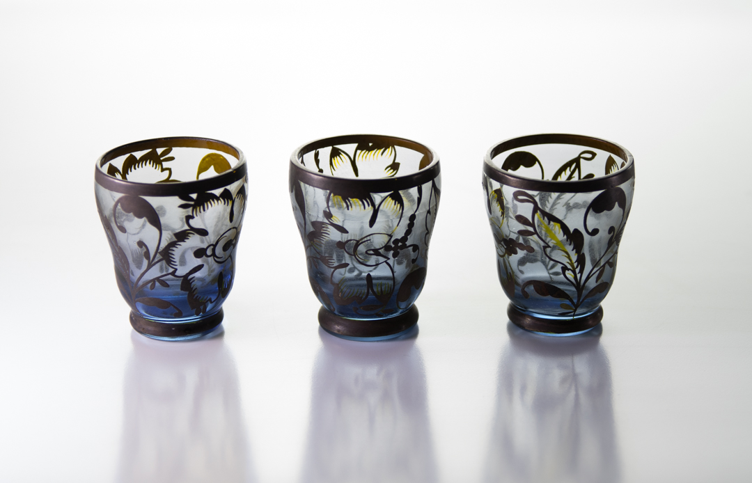 כוסית ליקר מעוטרות במוטיבים צמחיים בהכספה בסגנון אר-נובו , גרמניה, 1900 לערך. צילום: סיגל בלייר-גת