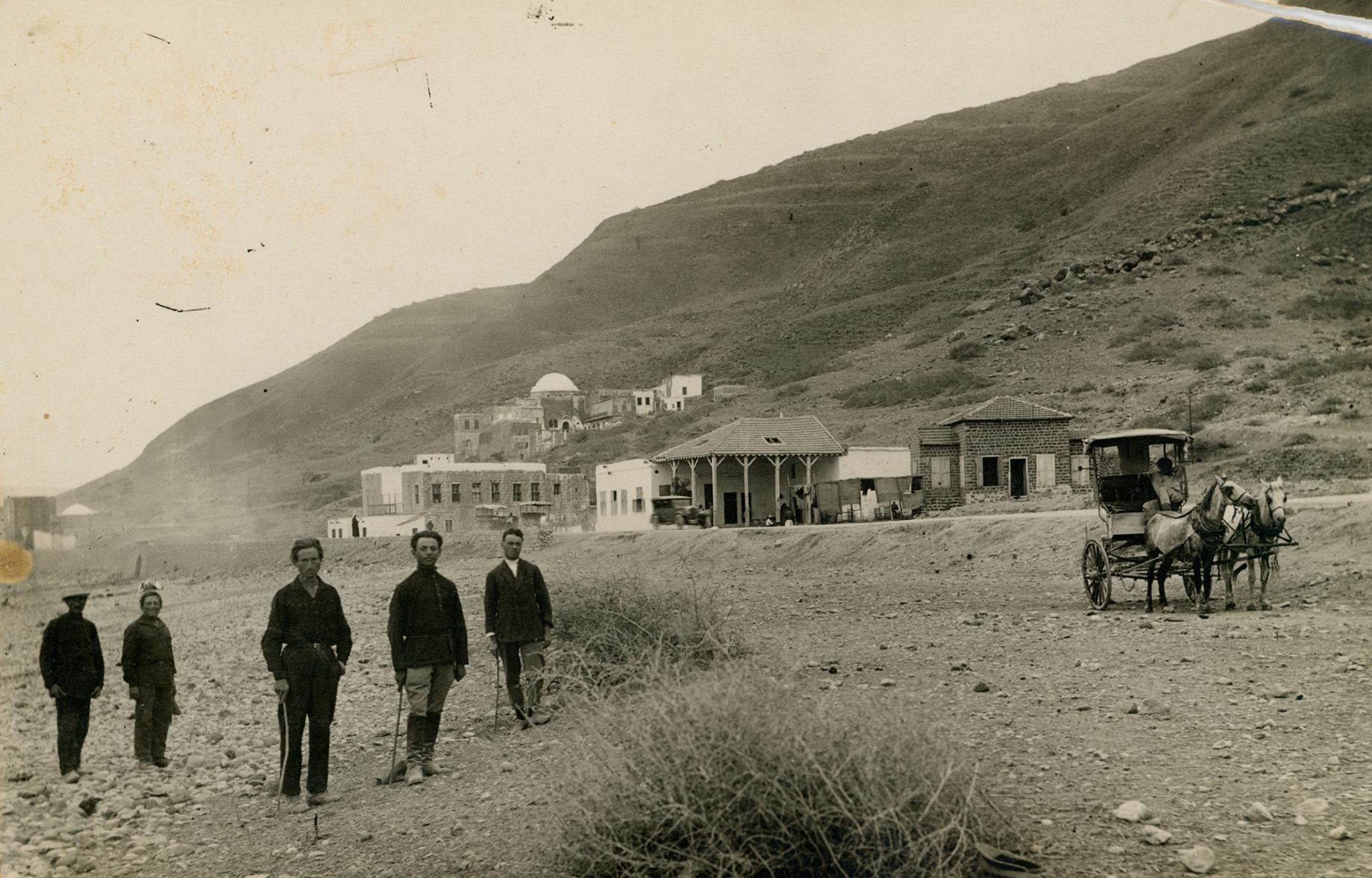 צילום ישראל אולשטיין (אליצור), טבריה, ליד קבר רבי מאיר בעל הנס, אולשטיין עומד שלישי מימין