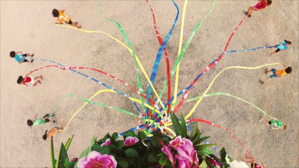 אסאנה לרגע – שיח עם אוצרת התערוכה רז סמירה