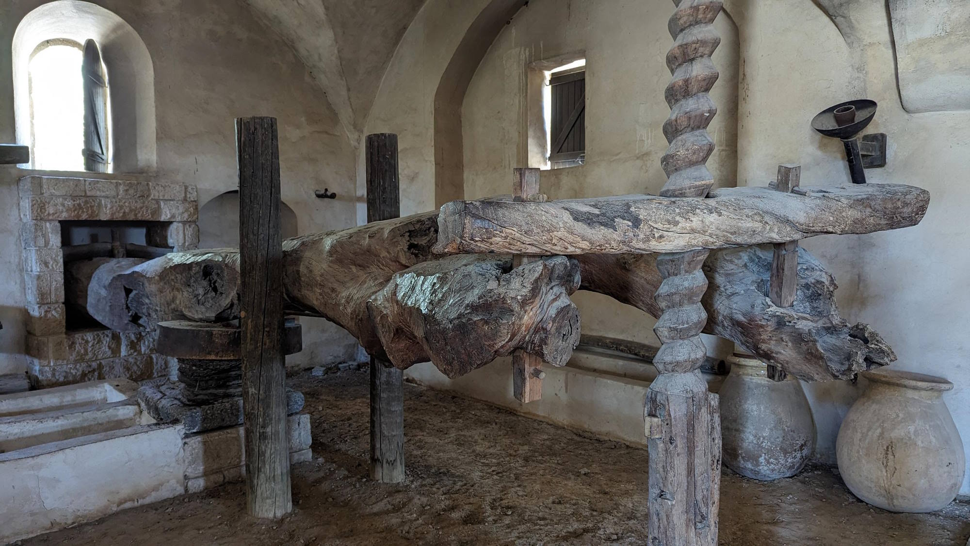 המתקנים בתוך בית הבד במוז"א