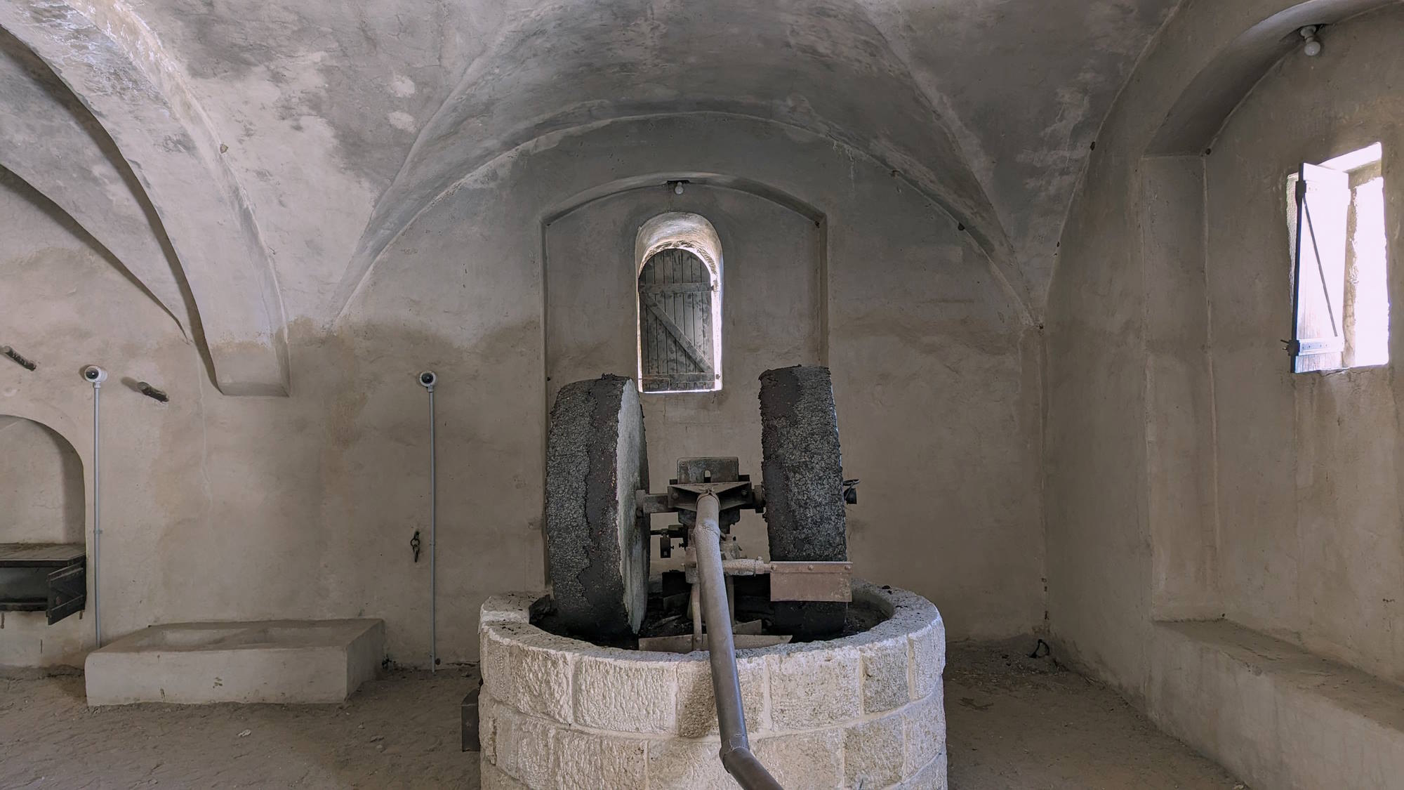 המתקנים בתוך בית הבד במוז"א