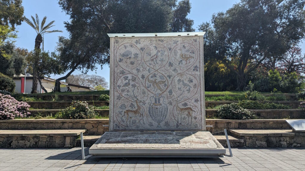 פסיפס הציפורים בגן יעל. צילום: נוף הררי