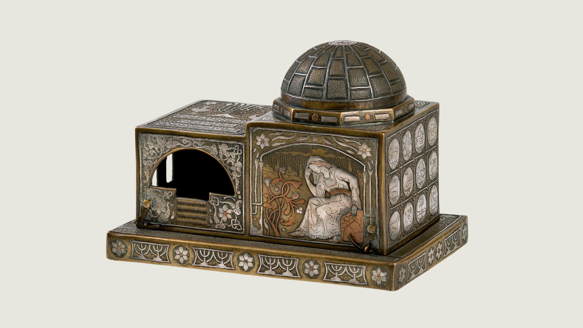 קופסה מעוצבת בצורת קבר רחל, חתום: בצלאל, אברהם בר אדון, ירושלים, 1915, עבודת דמשק, פליז משולב בנחושת וכסף. צילום: לאוניד פדרול