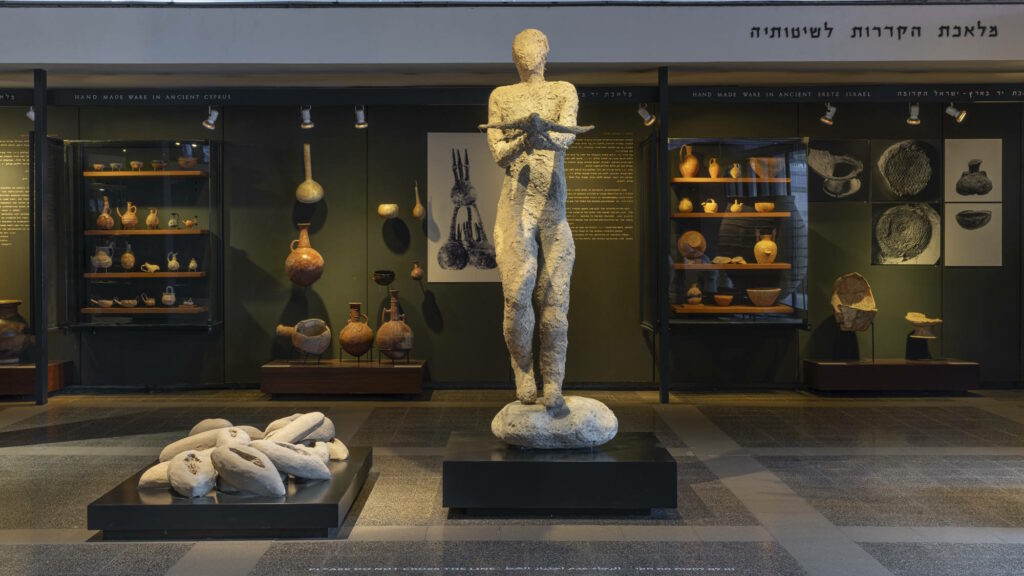 ענת פרופר גולדנברג, האלה ענת ותרפים, 2023. חול, קש, חרסית, אבן, קונסטרוקציית מתכת. צילום: ליאת אלבלינג