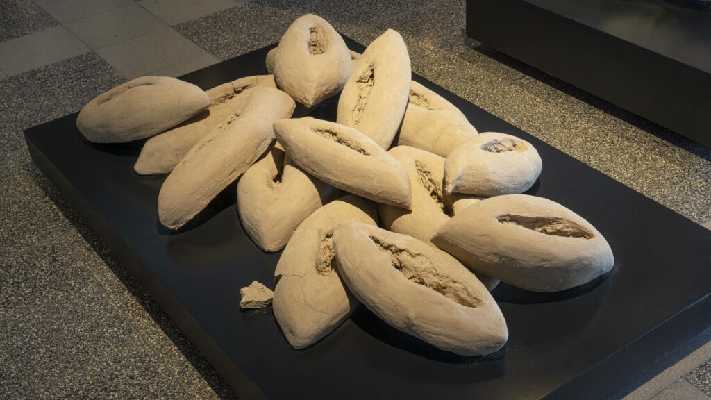 ענת פרופר גולדנברג, האלה ענת ותרפים, 2023. חול, קש, חרסית, אבן, קונסטרוקציית מתכת. צילום: ליאת אלבלינג