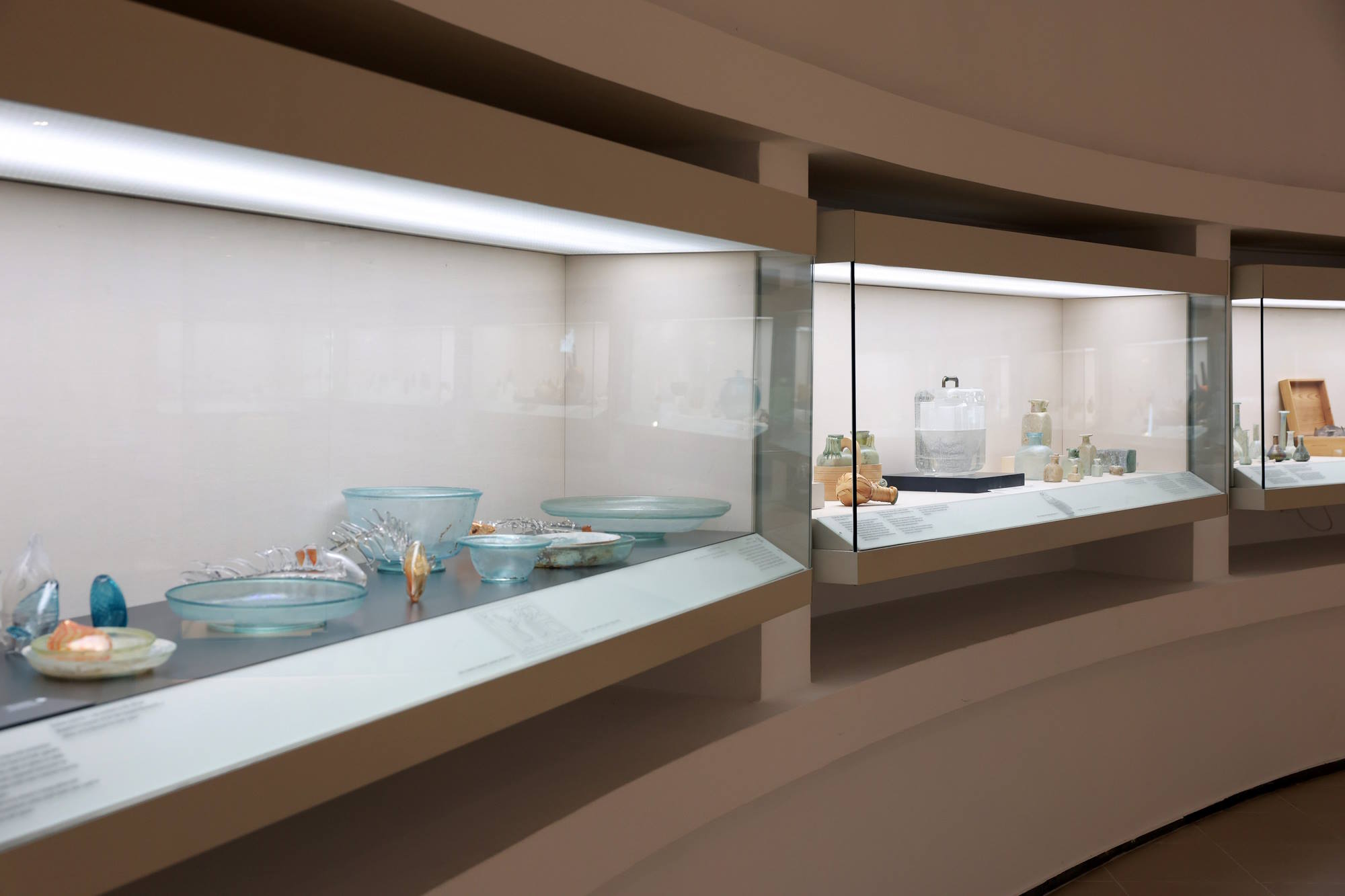 ויטרינה ימנית: קטיה איזבל פילמוס, נוף עירוני; ויטרינה שמאלית: מעין פיגין, Convivium. מראה הצבה בתערוכה לצד פריטים מתצוגת הקבע. צילום: דנה קופל