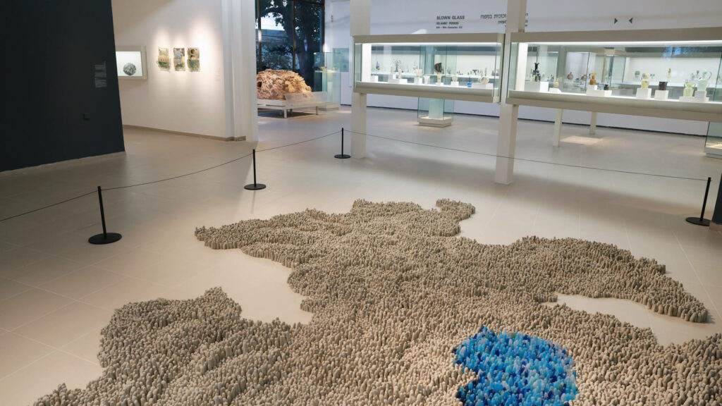 קטיה איזבל פילמוס, אוטופיה, 2023. זכוכית, בטון; יציקה. מראה הצבה בתערוכה. צילום: דנה קופל