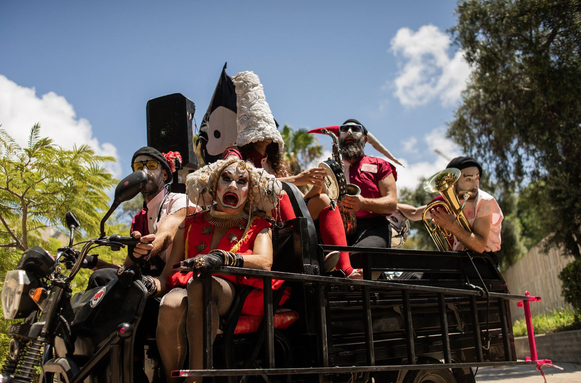 הקונסוליה דה פווו - מופע תיאטרלי ומוזיקלי בעקבות התערוכה "פוווווווווּ – כוח הנשיפה". צילום: תומר פוקס