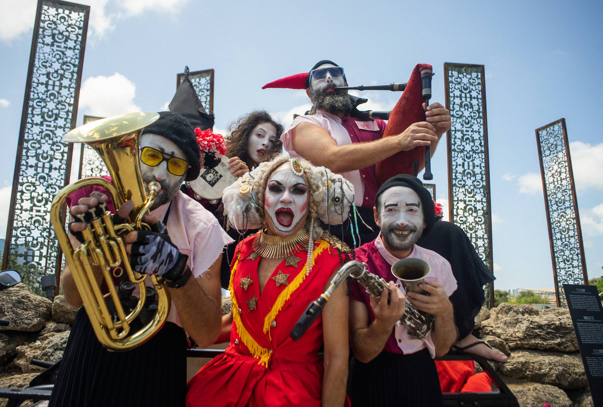 הקונסוליה דה פווו - מופע תיאטרלי ומוזיקלי בעקבות התערוכה "פוווווווווּ – כוח הנשיפה". צילום: תומר פוקס
