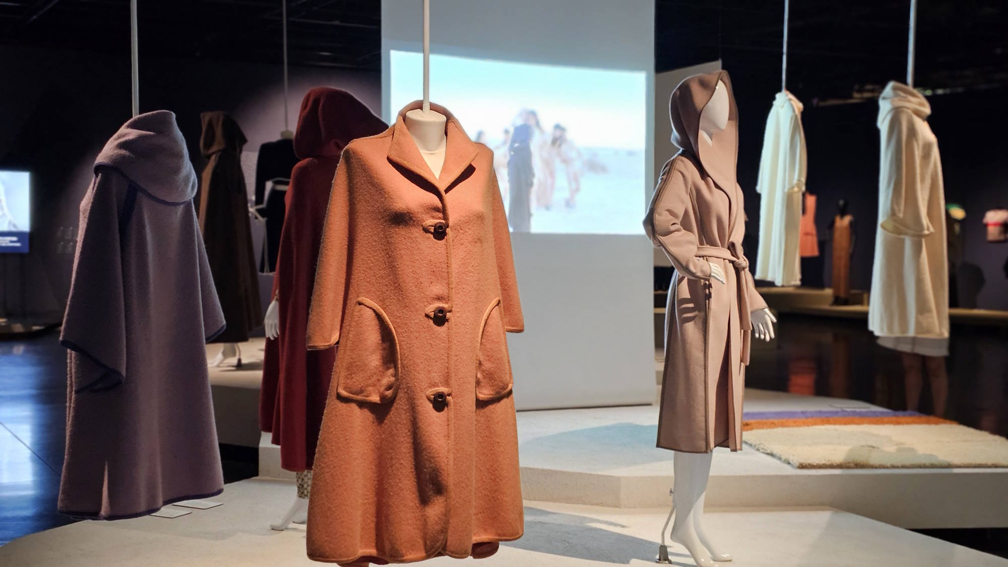 משכית 70/30/10. מבט לחלל התערוכה. צילום: טל איז'ק