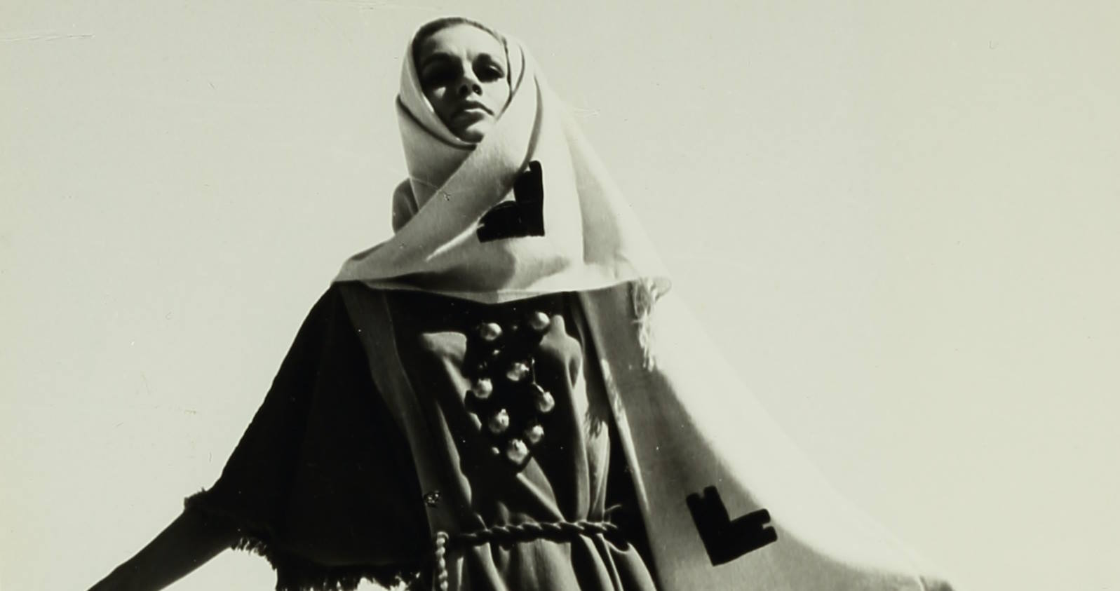 רפליקות בדים וחפצים שנמצאו בנחל חבר, צילום: גברא מנדיל, 1964