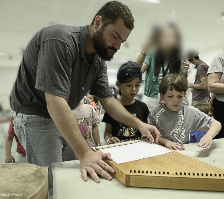 "איך שיר נולד" מופע מוזיקלי עם מיכאל נשרי. פעילות חוה"מ סוכות 2024 במוז"א. צילום: אוריאל שטרית