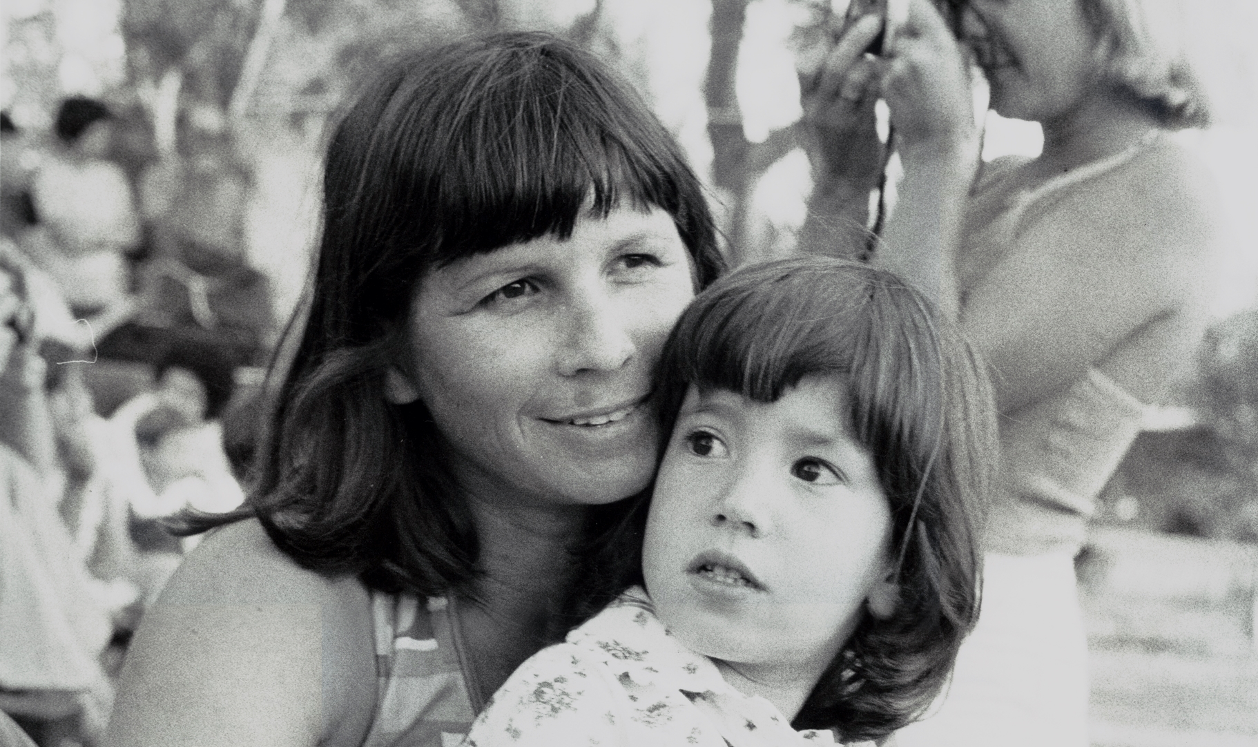 יוכבד ליפשיץ עם בתה, שרון ליפשיץ. קיבוץ ניר עוז. צלם: לא ידוע