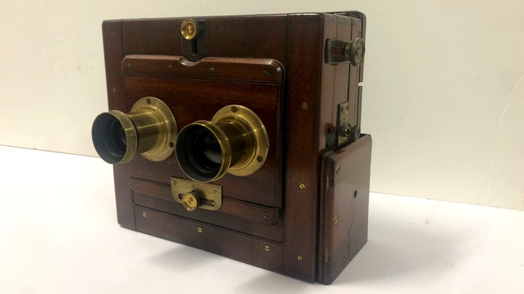 מצלמה סטריאוסקופית, לונדון (אנגליה), 1920-1849. השאלה באדיבות אוסף בוקי בועז. צילום: גיא רז