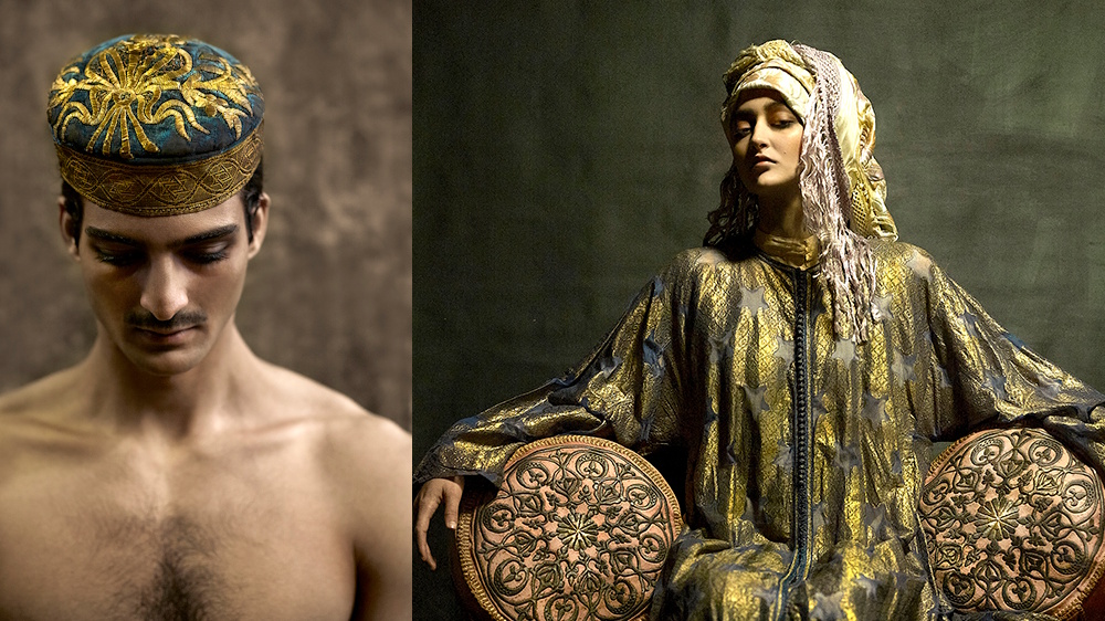 ימין: שמלה בגזרת כפתן, מרוקו, המחצית הראשונה של המאה ה־ 20; מטפחת ראש, מרוקו, המחצית הראשונה של המאה ה־ 20; כריות הסבה, מרוקו, ראשית המאה ה־ 20 | שמאל: כיפה חגיגית לגבר, טורקיה, תחילת המאה ה־ 20 | צילום: ונגליס קיריס שישי 15.08 בשעה 10:30