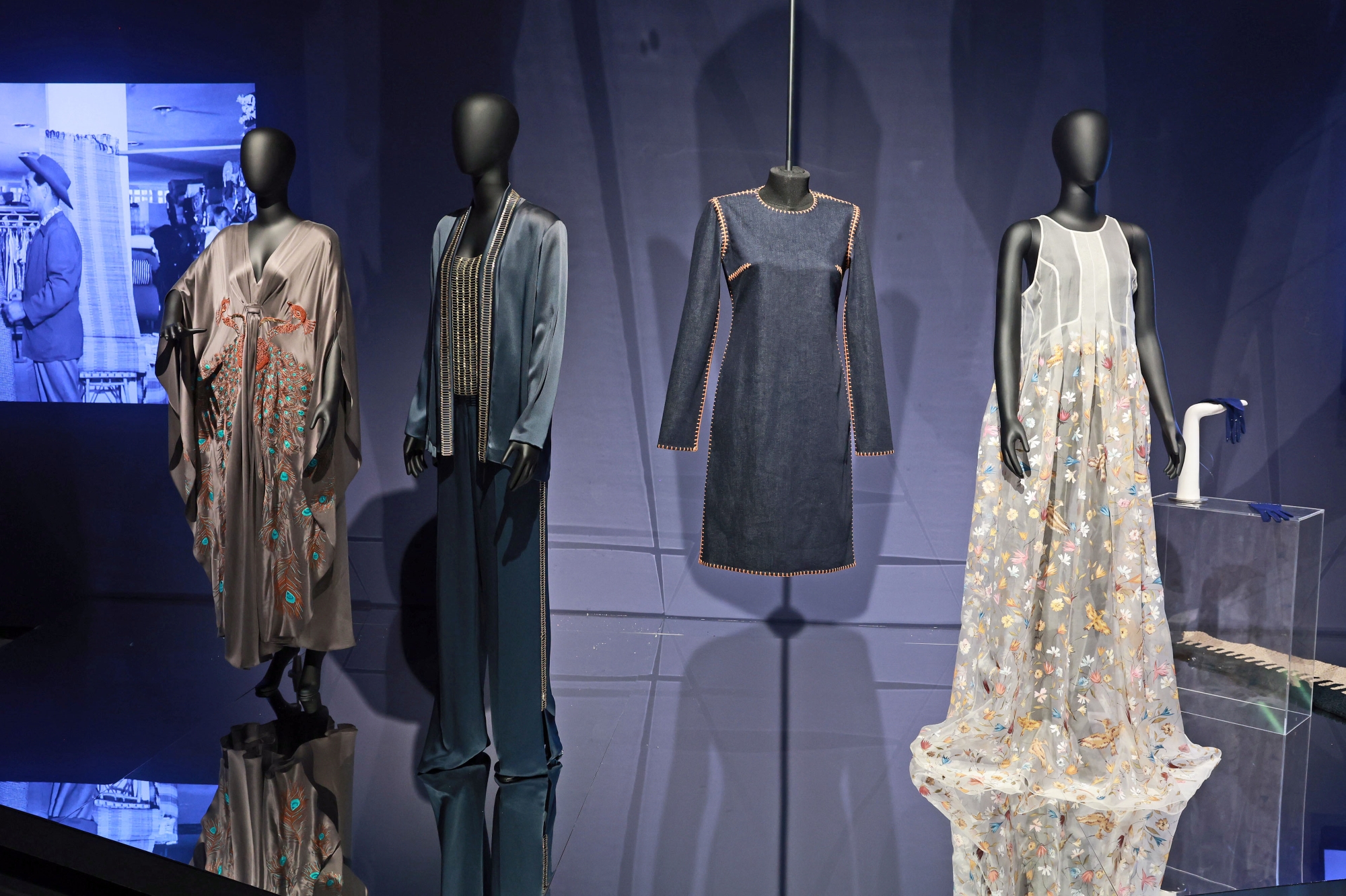 "משכית 70/30/10", מבט לחלל התערוכה. צילום: דנה קופל