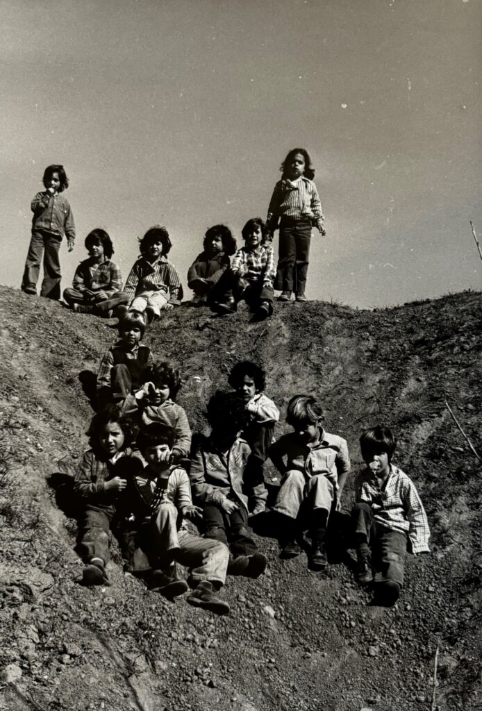 קבוצת אלמוגים. ניר עוז. 1976 בקירוב. צילום: יוכבד ליפשיץ