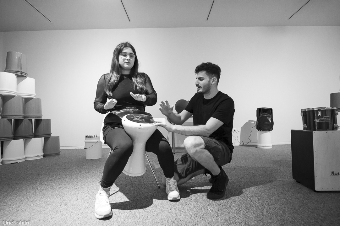 "קֶצב הַלב" - מופע מוזיקלי עם אבנר קדמי. פעילות חוה"מ סוכות 2024 במוז"א. צילום: אוריאל שטרית