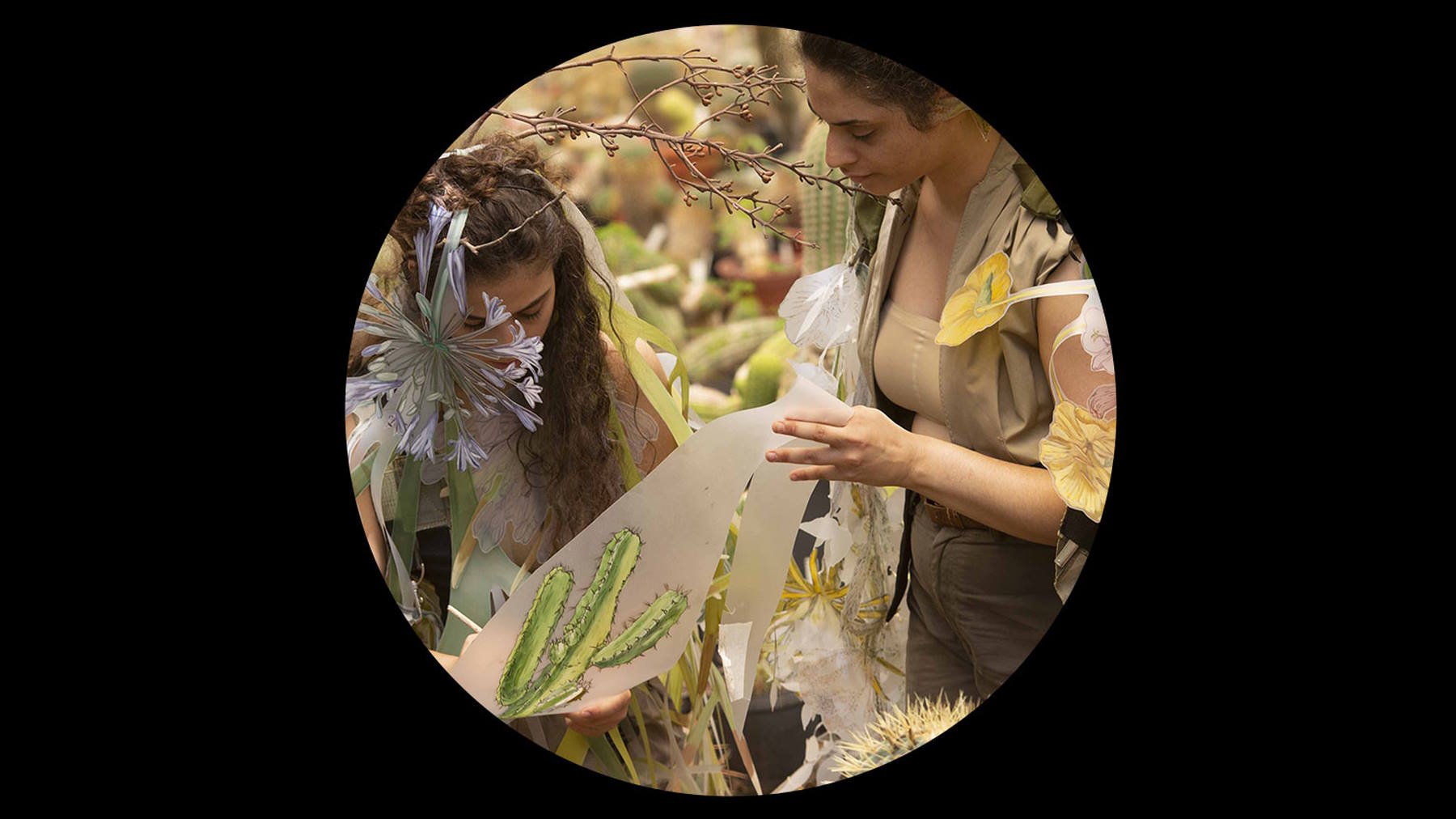 מירב הימן ואילת כרמי, פיזיס, 2020, צילום טכני: דימה ולרשטיין. עבודת וידאו בחלל מנפח הזכוכית