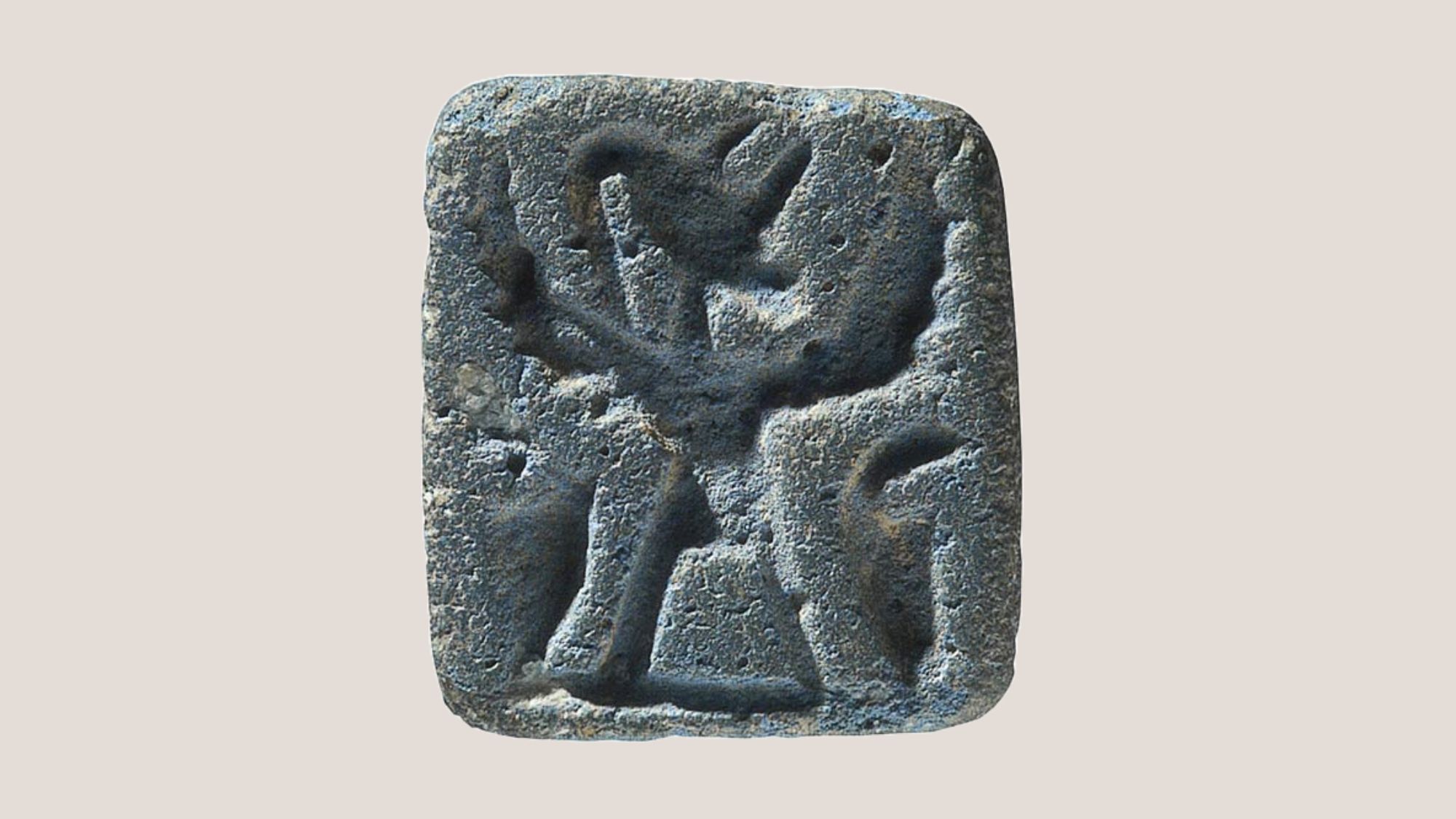 בסיס חותם-קמע דמוי פירמידה. השאלה מרשות העתיקות. צילום: דליה נבעה