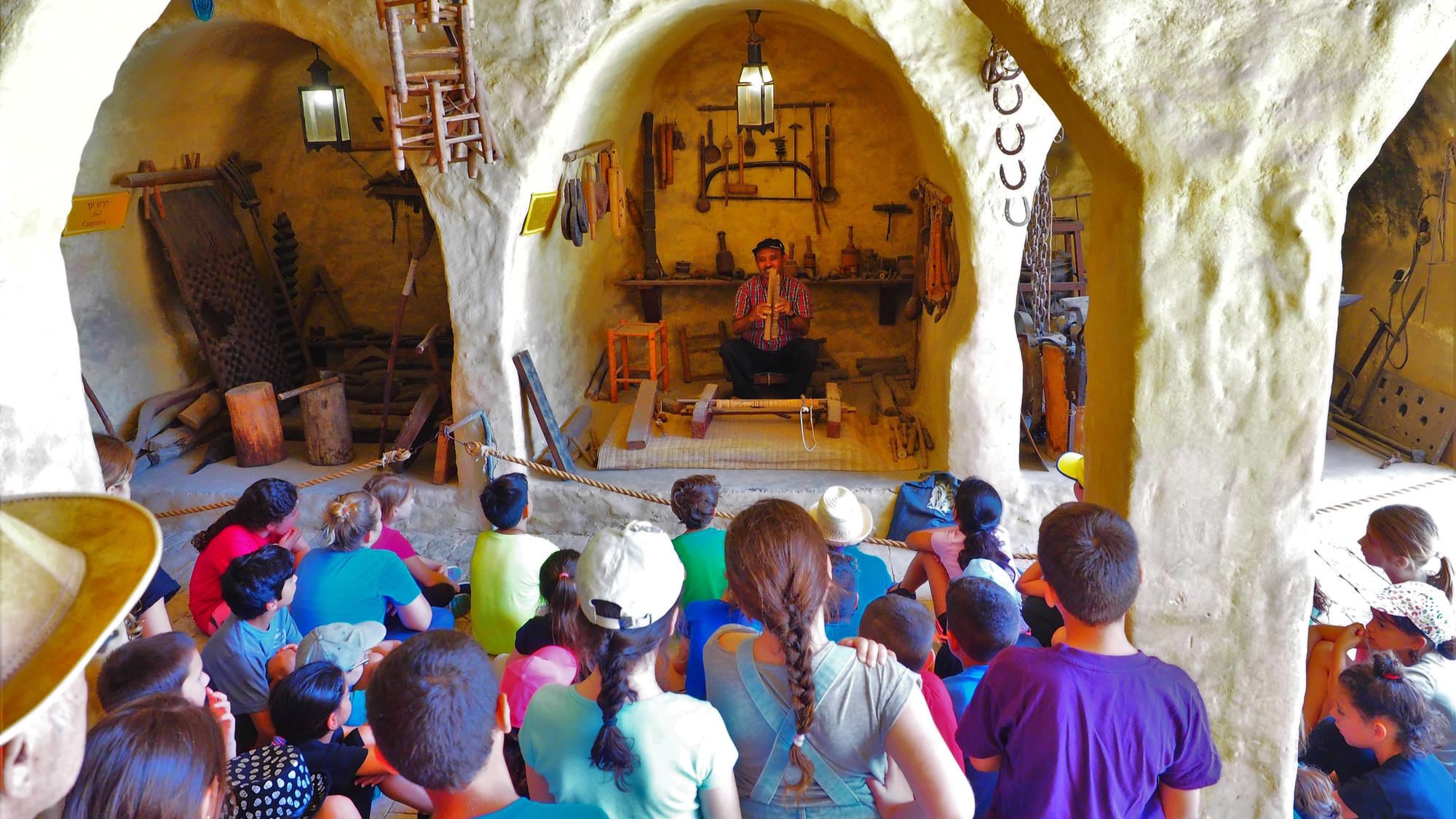 שוק כיפות היוצרים, דוכן חרט עץ