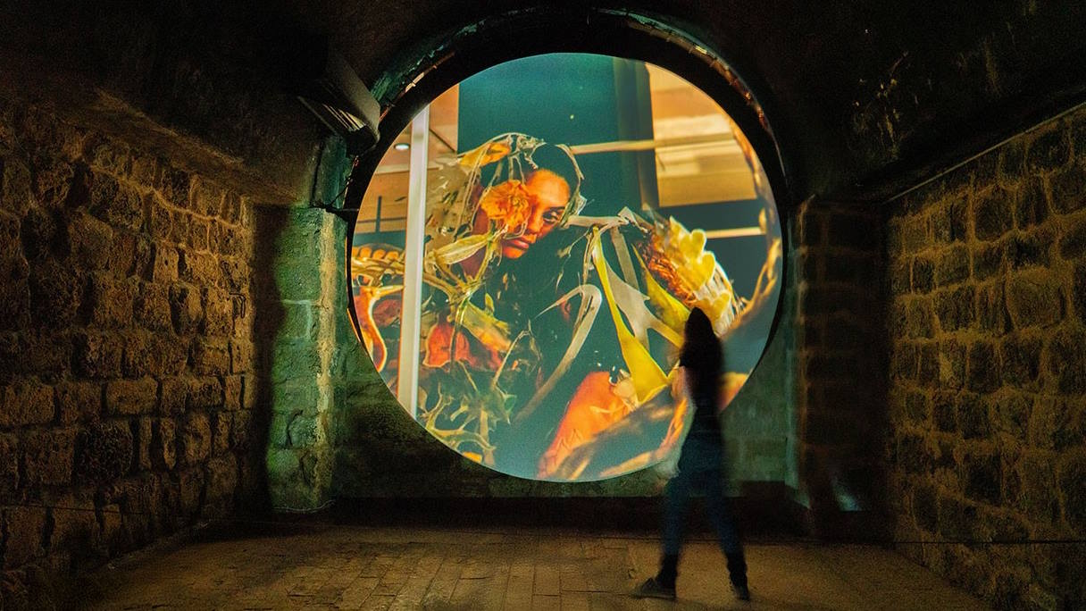 מירב הימן ואילת כרמי, פיזיס, 2020. עבודת וידאו בחלל מנפח הזכוכית. צילום סטילס: אילת כרמי ומירב הימן