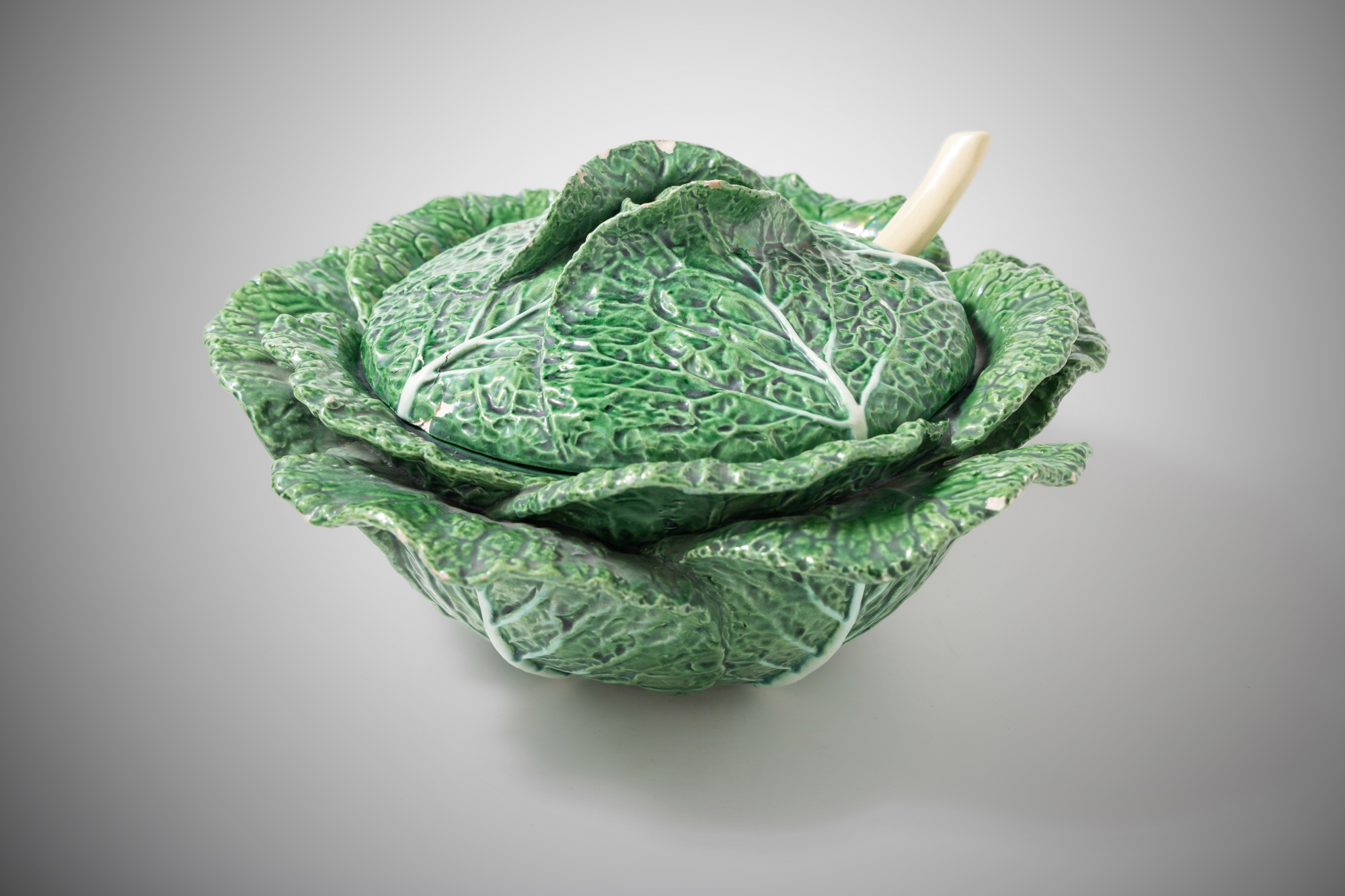 טרין מרק מתוך סט האוכל האייקוני בעיצובו של רפאל בורדלו פיניירו, מתוצרת Fábrica de Faianças das Caldas da Rainha. פורטוגל, שנות ה-50 של המאה ה-20. צילום: דליה נבעה 