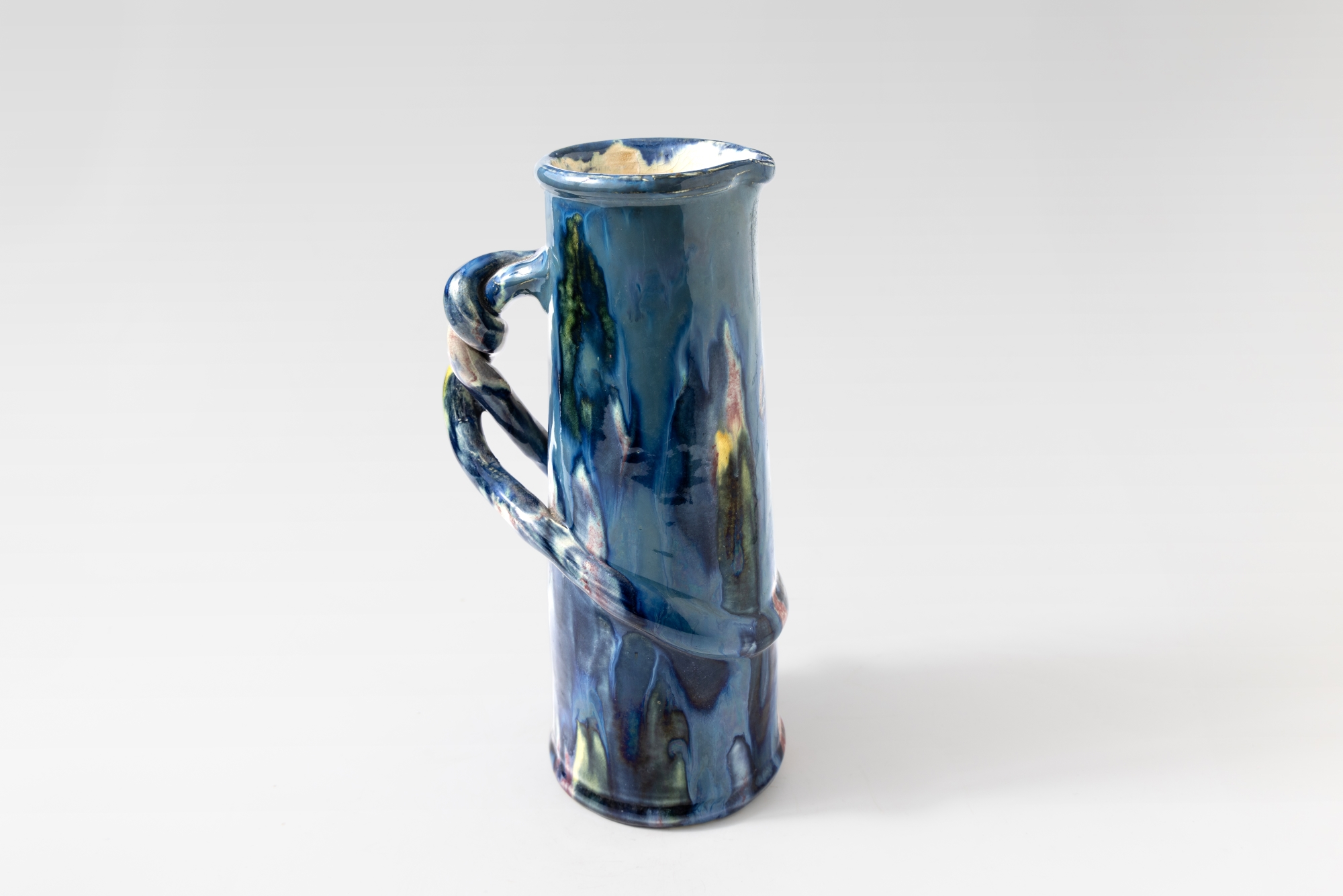 כד פיסולי מתוצרת Faienceries de Thulin שפעל בין השנים 1887 ועד 1973. בלגיה, שנות ה-20 של המאה ה-20. צילום: דליה נבעה 