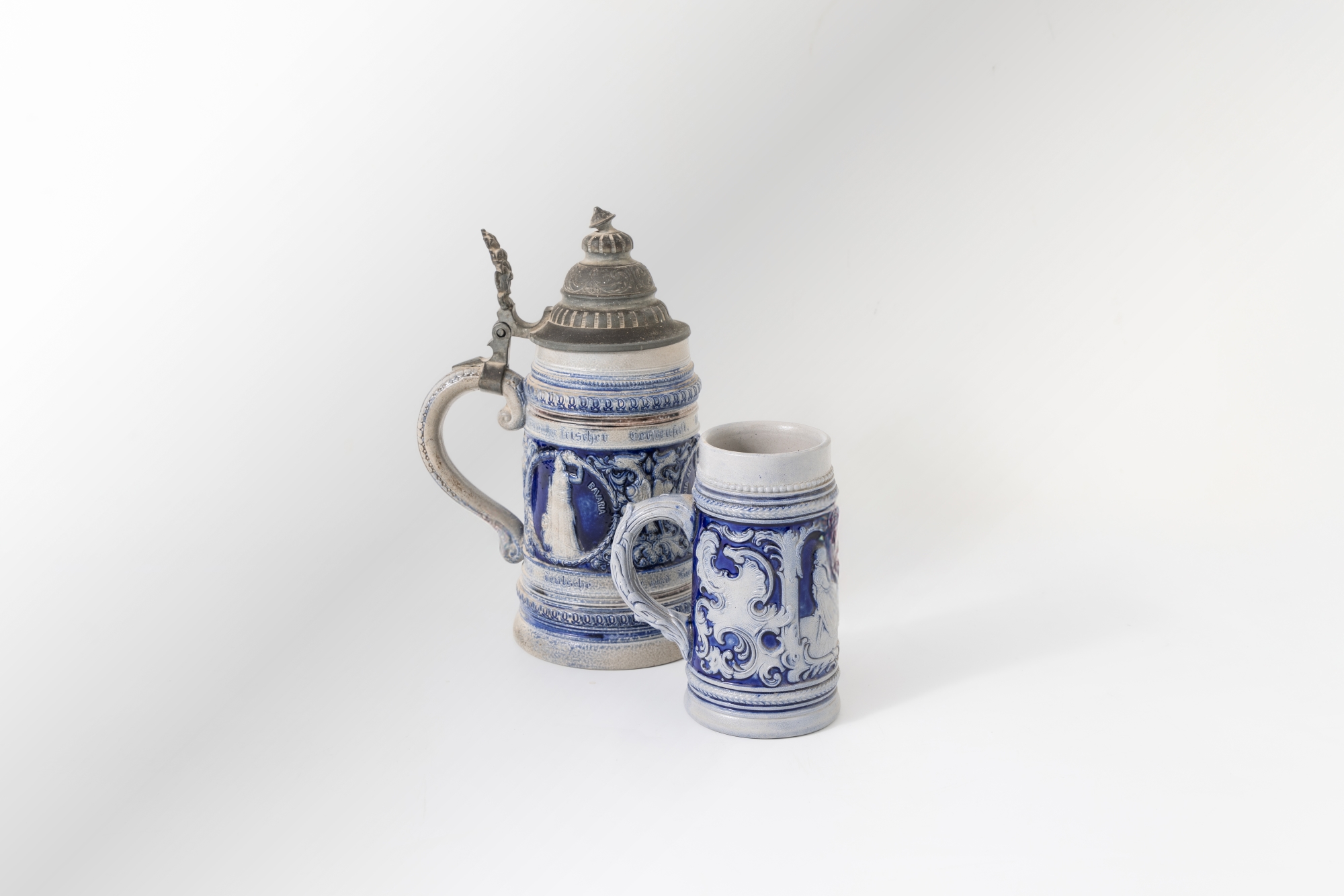 ספלי בירה מעוטרים בסמלים המייצגים אחדות ומוסר, המשקפים את רוח הלאומיות הגרמנית המתעצמת. גרמניה, המאה ה-19. צילום: דליה נבעה 