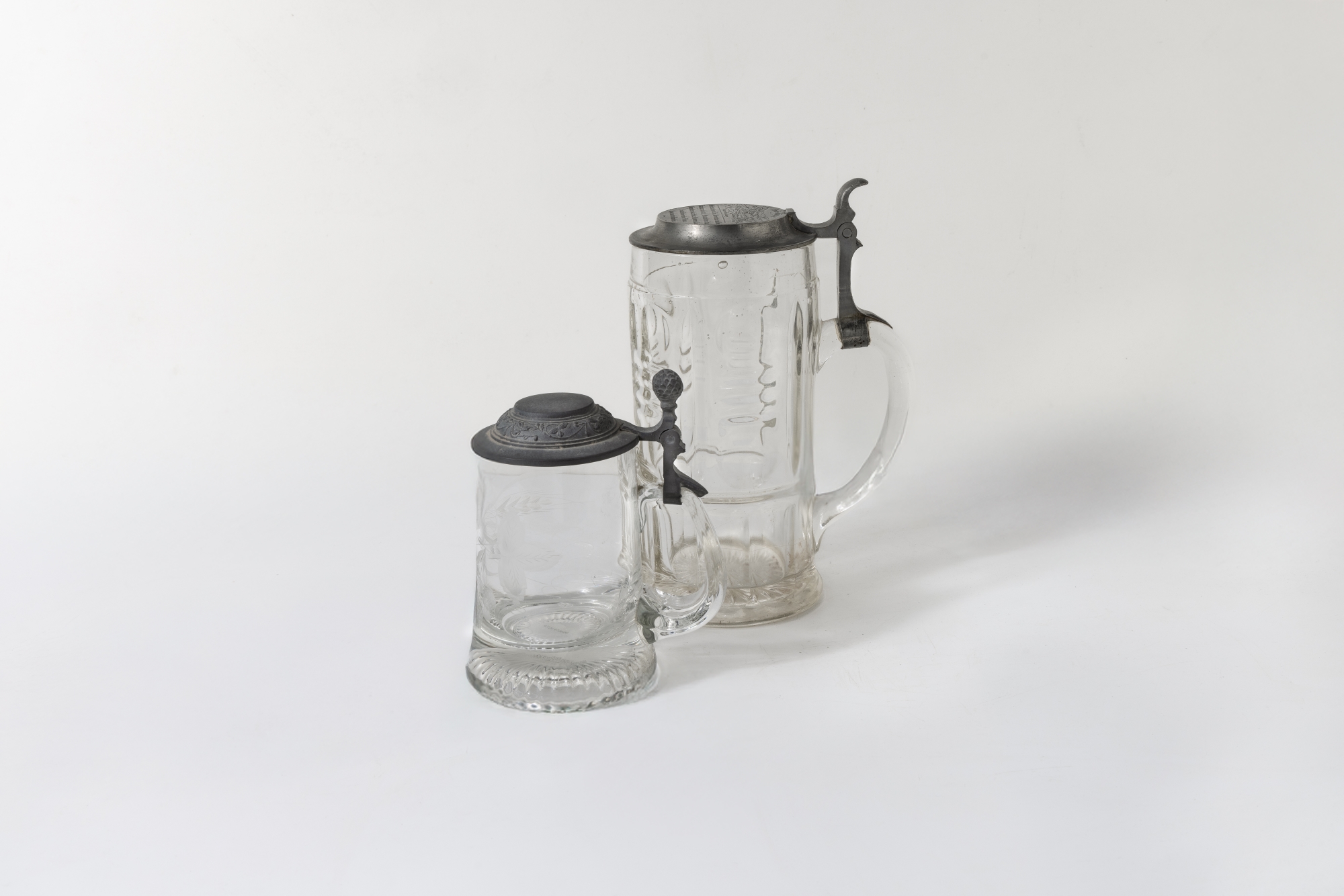 ספלים לשתיית בירה מזכוכית ומכסה מבדיל. גרמניה, המאה ה19. צילום: דליה נבעה 