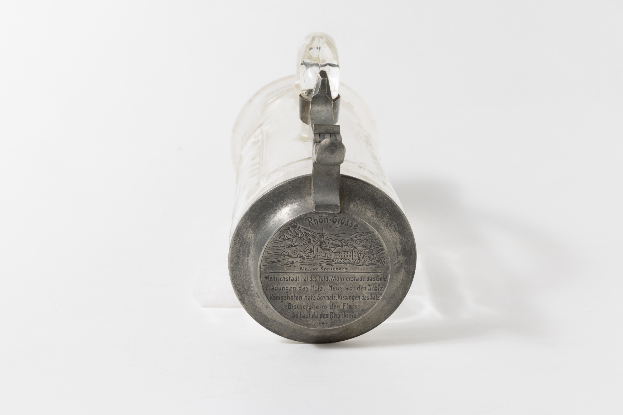 מכסה בדיל של ספל בירה מזכוכית. גרמניה, 1890 לערך. צילום: דליה נבעה 