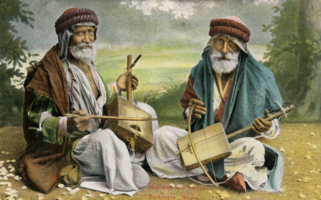 צמד נגנים בדואים פורטים על כלי מיתר (רַבַּאבֶּה), סוריה, 1894-1867. צילום: פליקס בונפיס, הוצאה לאור: דימיטרי טראזי ובניו, ביירות, דמשק, ירושלים. אוסף אלכסנדר