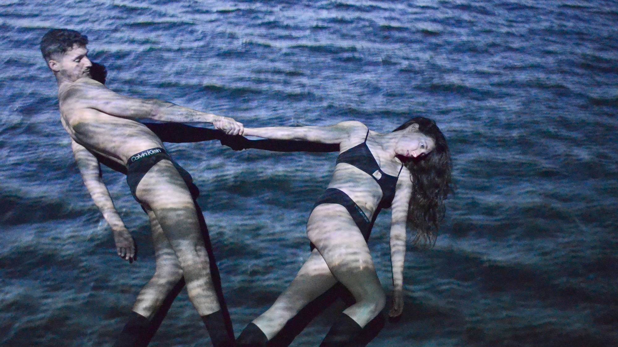 קטע ממופע המחול perFORMing LOVE על רקע מיצג הוידאו COME ABOUT. צילום: לי ינור