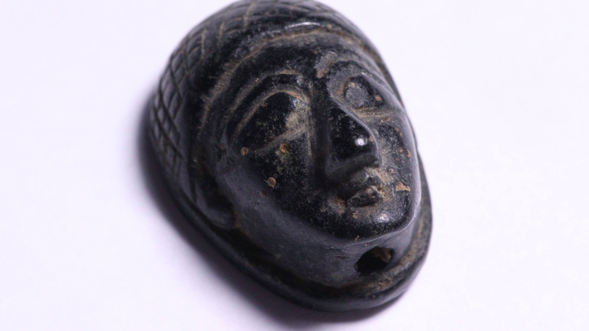 חותם-קמע דמוי ראש אדם, מוצא לא ידוע, המאות ה -10-12 לפנה"ס. צילום: נתנאל רינון