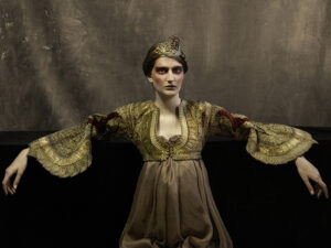 ונגליס קיריס: רוקם באור, לבוש יהודי ומקומי מאוסף מוז"א – איך משמרים ומצלמים אוסף תלבושות מוזיאלי? שיחה עם סיגל בנצור, מנהלת מחלקת השימור