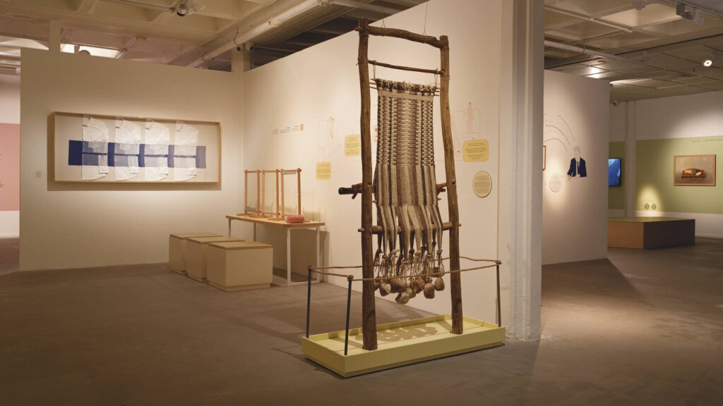 שווה לחכות. מראה הצבה בביתן אלכסנדר לתולדות הדואר והבולאות. צילום: אבי אמסלם